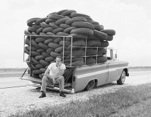 6.01 Фото Спущенная шина. Хьюстон Техас. 1966 год. Автор Майкл Окс