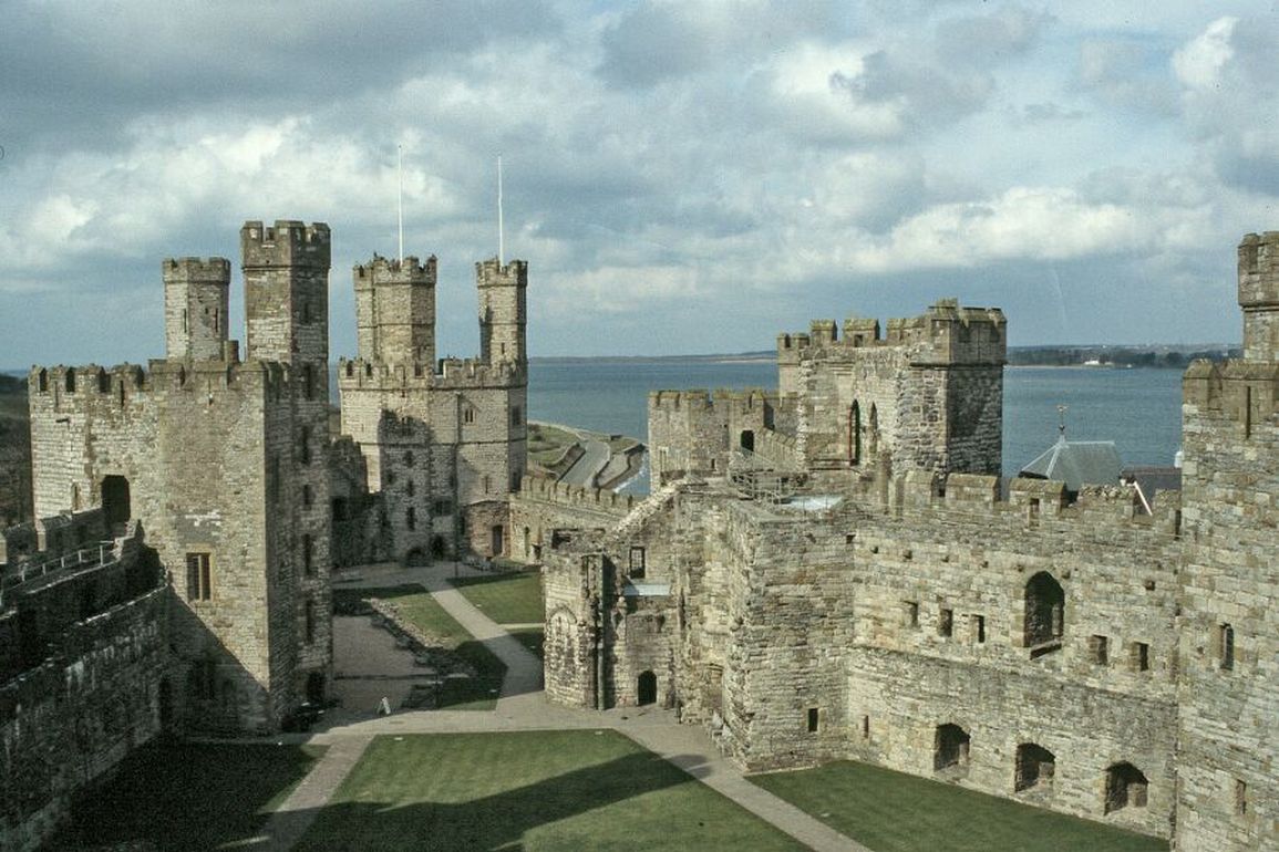 Caernarfon castle. Замок Карнарвон Великобритании. Замки Эдуарда i в Уэльсе. Замок Карнарвон Орлиная башня. Замок короля 12 век Англия.