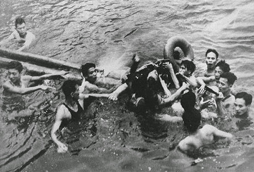 3.13.001 Вьетнамцы вытаскивают сбитого Маккейна из озера в центре Ханоя