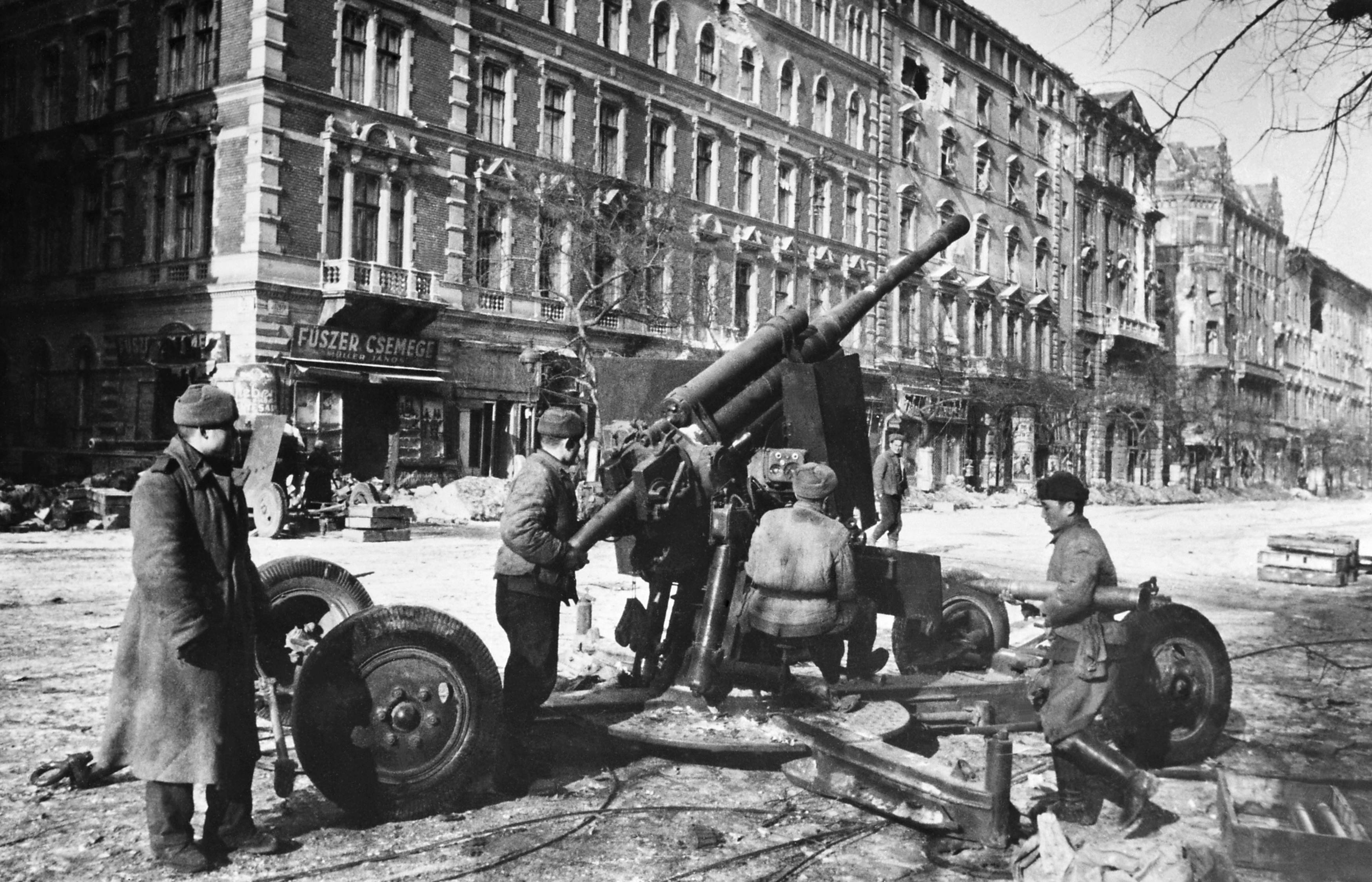 Советские войска. 13 Февраля 1945 года освобождение Будапешта. Будапештская операция 1944. Штурм Будапешта 1945.