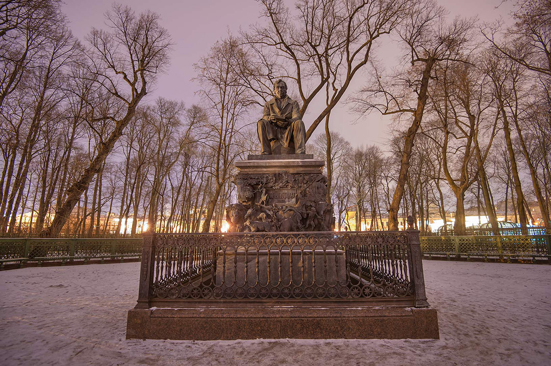 Памятник в летнем саду петербурга крылову. Памятник Крылову в летнем саду Санкт-Петербурга. Памятник Крылову 1855.