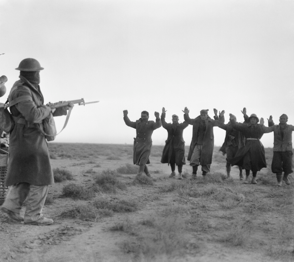 Солдат берут в плен. Немецкие солдаты сдаются в плен 1941. Русские солдаты сдаются в плен в 1941. Немцы 1943 сдаются в плен. Сдавшиеся советские солдаты.