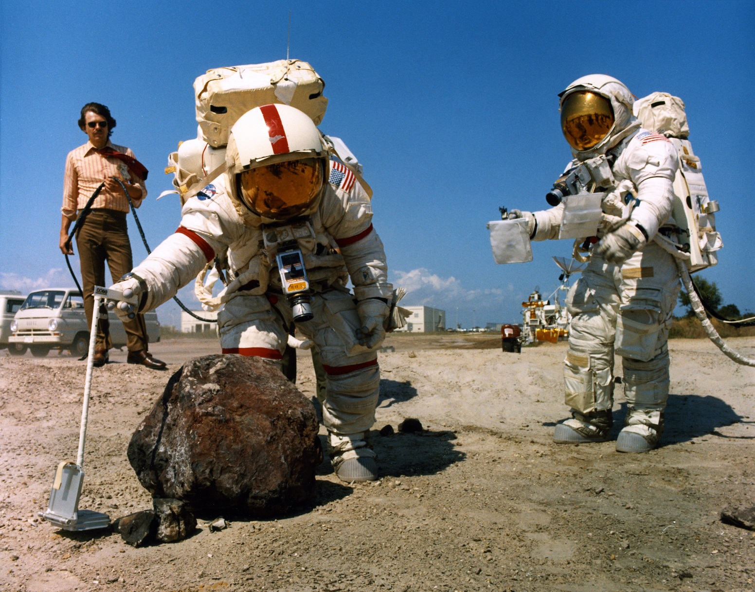 В каком году человек высадился на луну. Миссия Аполлон 11. Скафандр Аполлон 11. Астронавты миссии Аполлон. Тренировки астронавтов Аполлон.