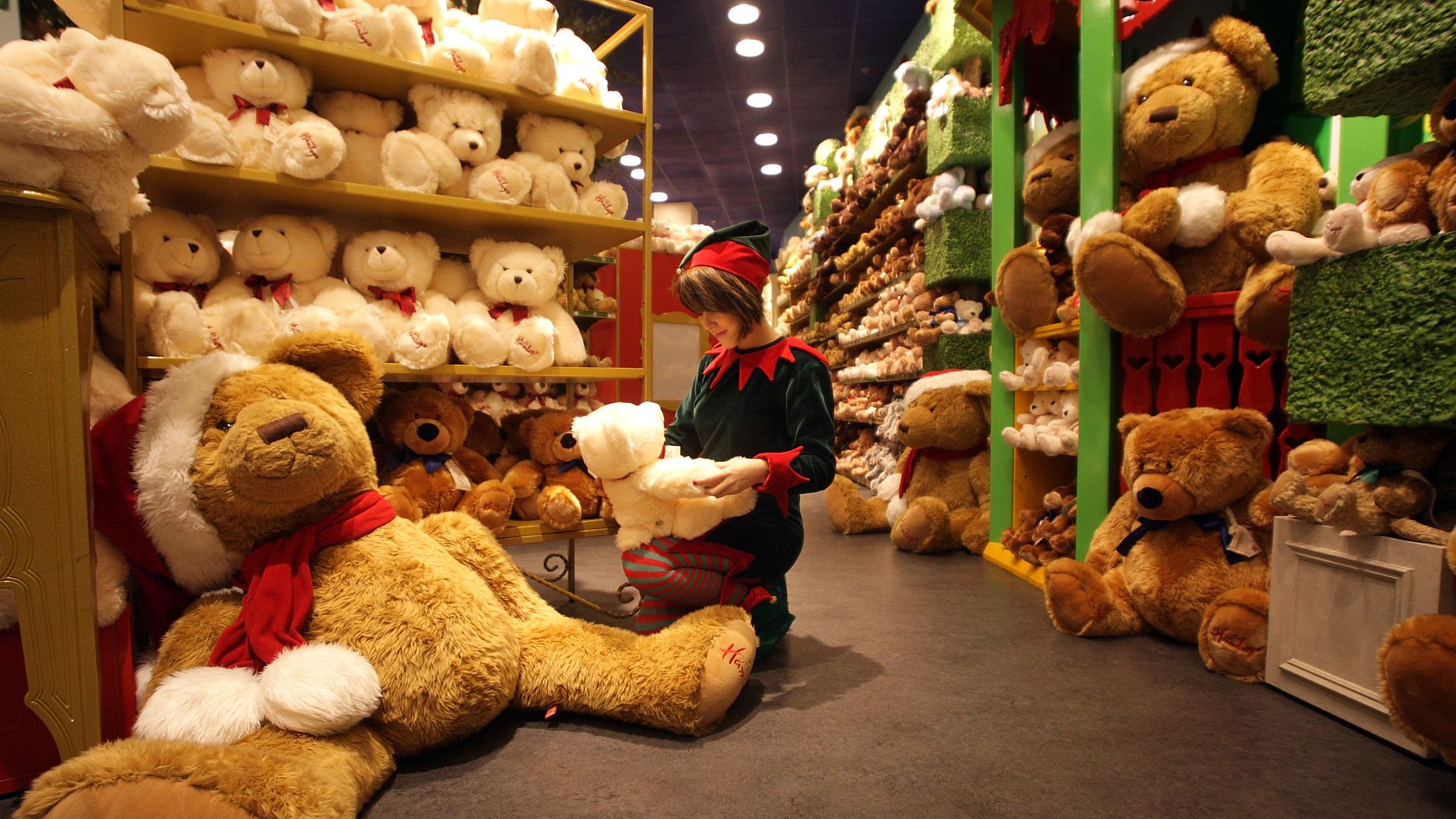 Магазин игрушек. Детский магазин в Лондоне Hamleys. Красивый магазин игрушек. Красивый детский магазин игрушек.