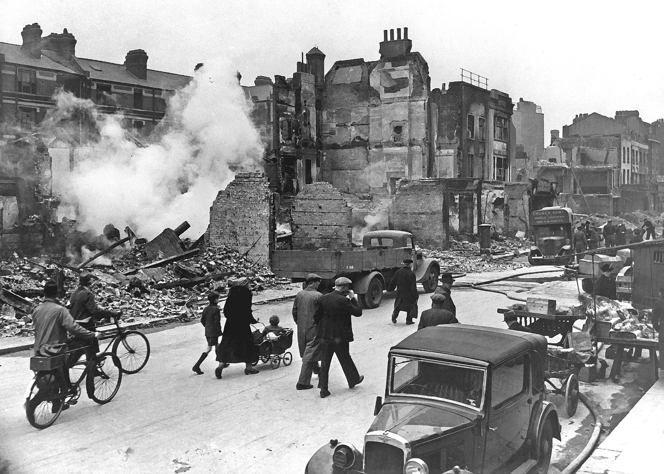 Италия после первой мировой войны разрушения. Бомбежки Великобритании 1940. Бомбардировка Лондона 1940. Бомбардировки Британии второй мировой.