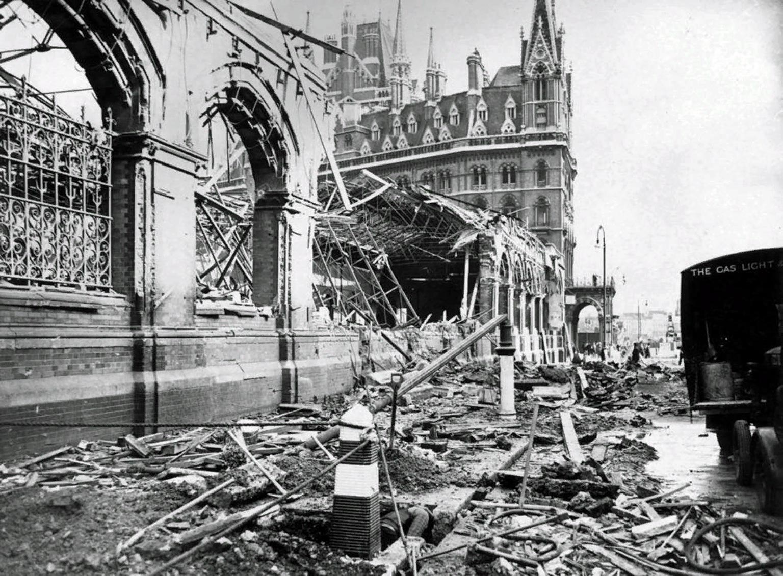 Что был сильно разрушен. Лондон после бомбардировок второй мировой войны. Лондон после второй мировой войны. Битва за Британию 1940 Лондон. Бомбардировка Лондона ФАУ 2.