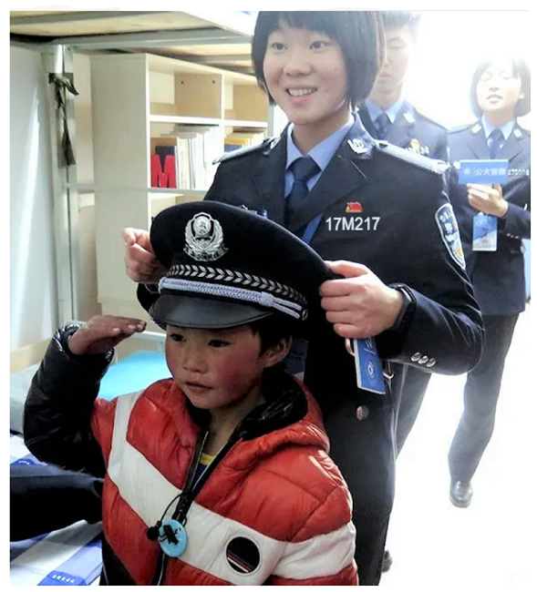 2.03 Ван Фуман носит полицейскую фуражку в университете