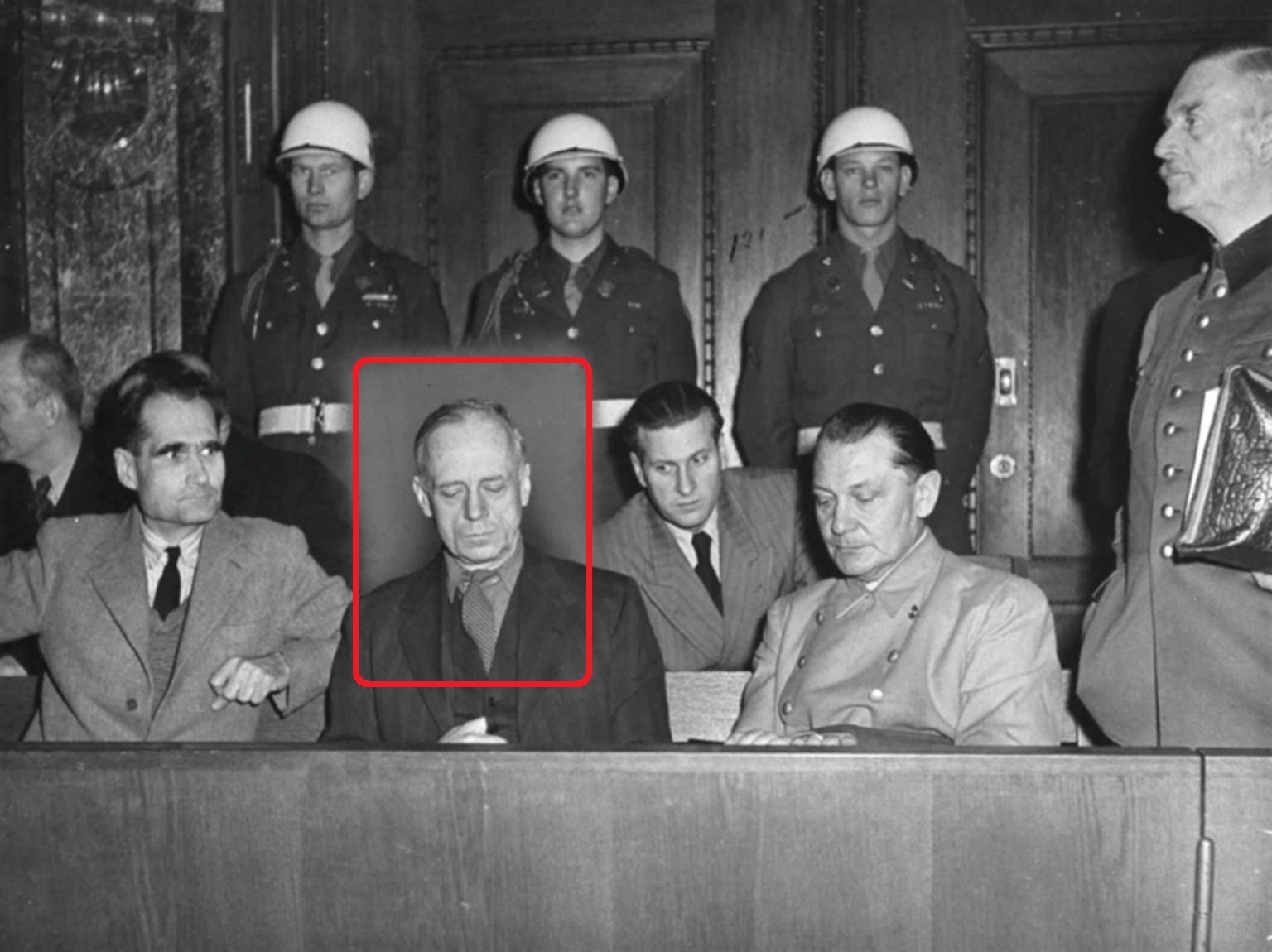Военный процесс в нюрнберге. Геринг Гесс Риббентроп на Нюрнбергском процессе. Геринг Риббентроп Кейтель Розенберг.