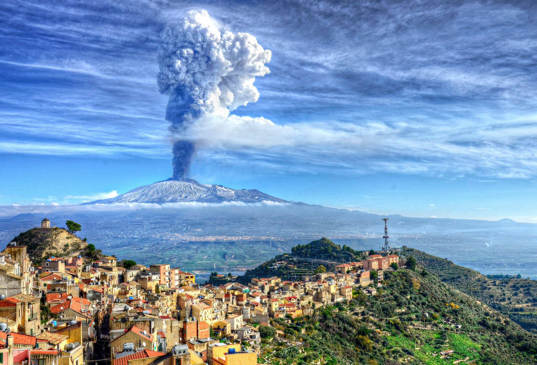 Действующий вулкан на сицилии. Сицилия вулкан Этна. Италия вулканы Везувий и Этна. Гора Этна Италия. Этна Сицилия извержение.