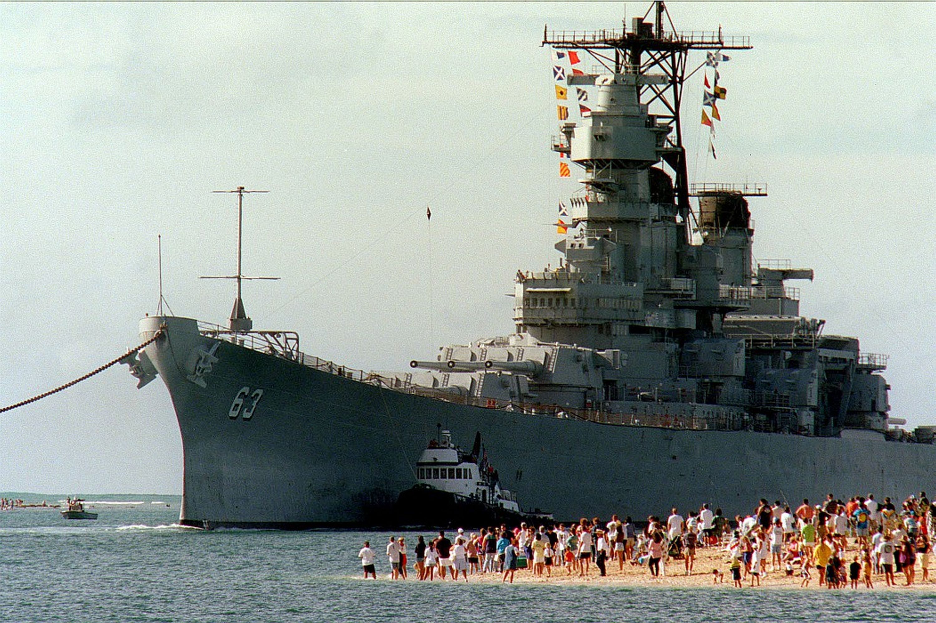 Самый крупный линкор. USS Missouri BB-63. Корабль USS Missouri BB-63. Айова линкор 63. Корабль линкор Миссури музей.