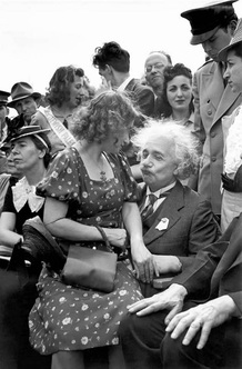 Эйнштейн со своей падчерицей Марго на открытии Всемирной выставки в Н Йорке. 1939 01