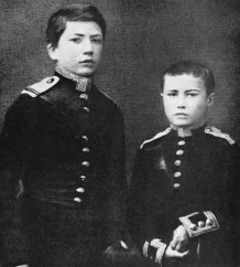 5.002 Вася Верещагин справа с братом Николаем во время учебы в Морском кадетском корпусе