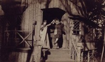 5.03 Марк Твен одетый в женское платье со своей дочерью Сьюзи Клеменс в парке 1890 г