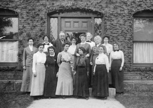 8.04 Пикеринг и его вычислители стоящие перед зданием обсерватории Гарвардского колледжа 13 мая 1913 г