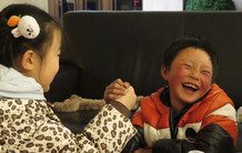 2.04 Ван Фуман борется на руках с девочкой из Пекина Ванцзяи в Народном унив те общ. безопасности Китая