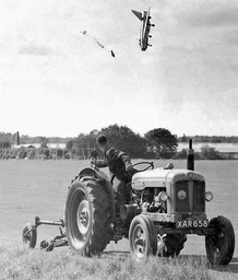 3.03 Знаменитое фото Джима Мидса с падающим истребителем и трактором