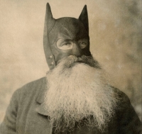Прототип Бэтмена – Билл Смит – крепкий старик с густой бородой