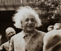 Практичный подход Эйнштейна к дождю и мокрой шляпе